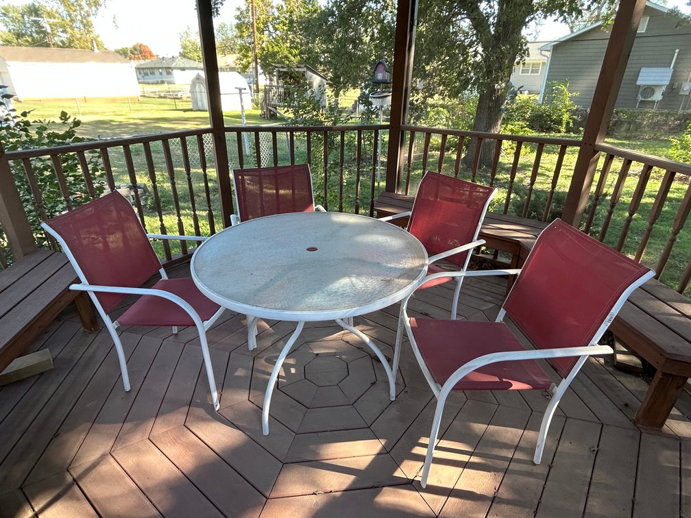 Round Picnic Table and 4 Mesh Style Chairs