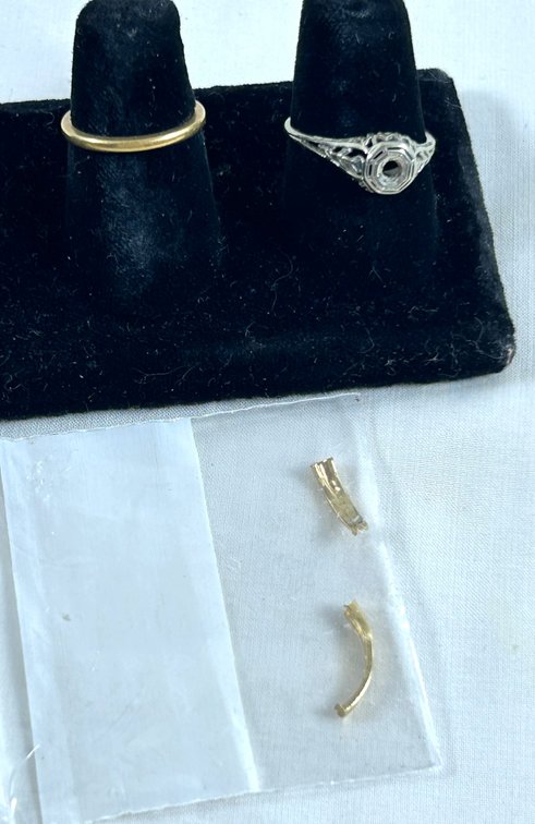 18 K Band with Ring and Gold Pieces