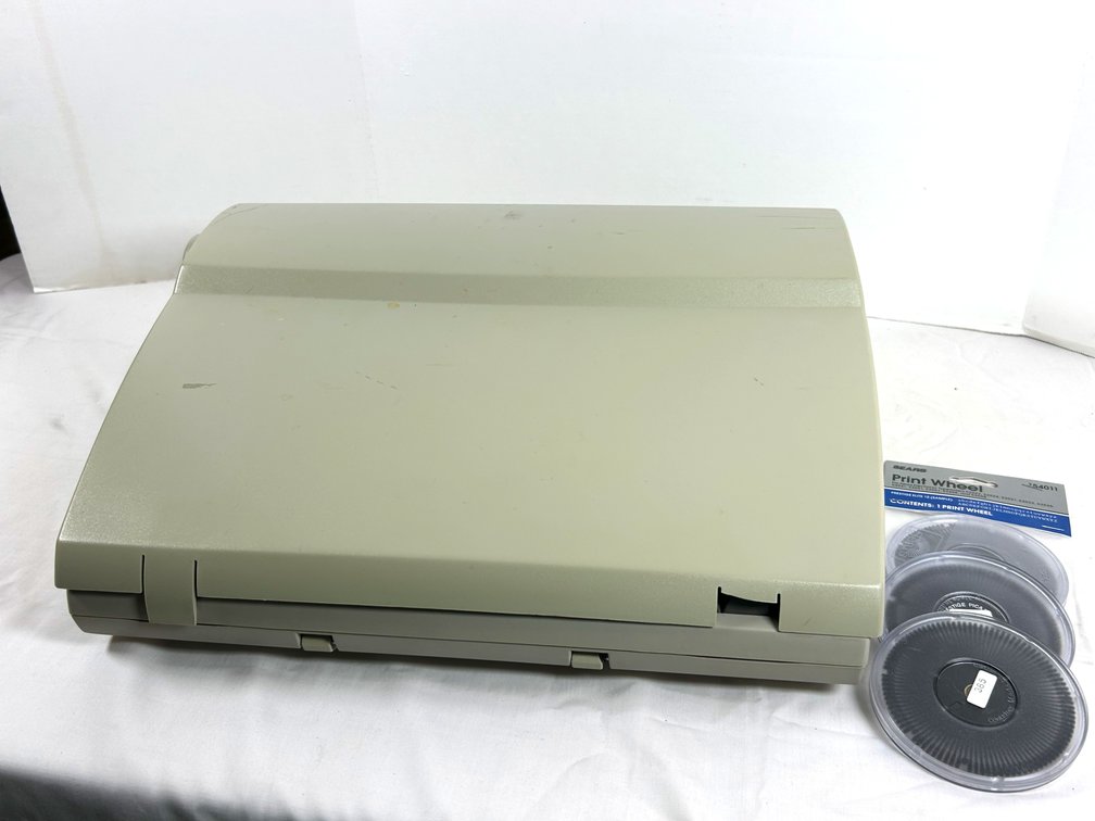 SR2000 "The Electronic Scholar" Typewriter