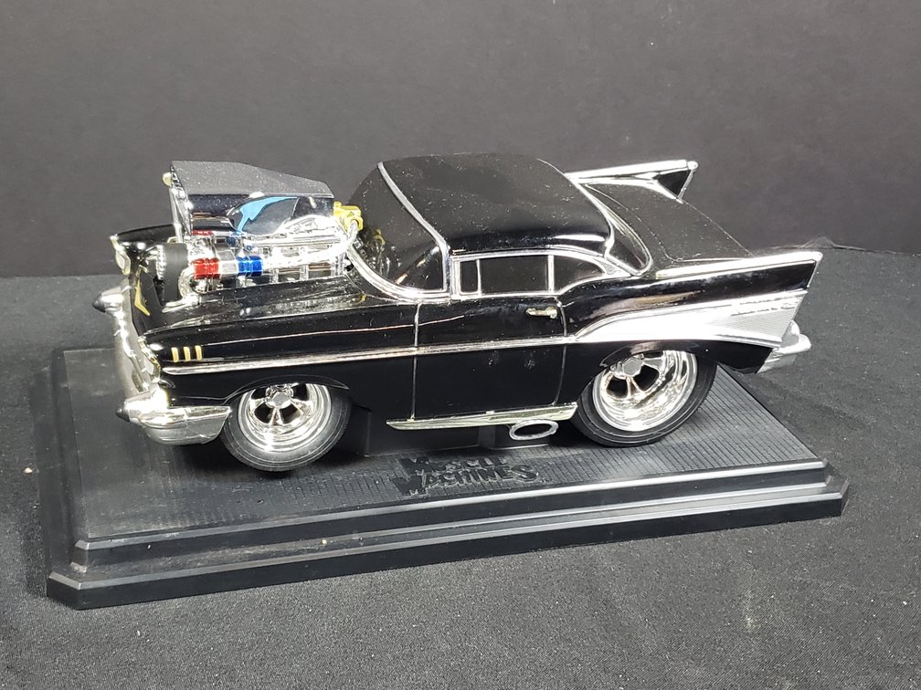 Muscle Machines 1957 Chevrolet Die-Cast Model Car