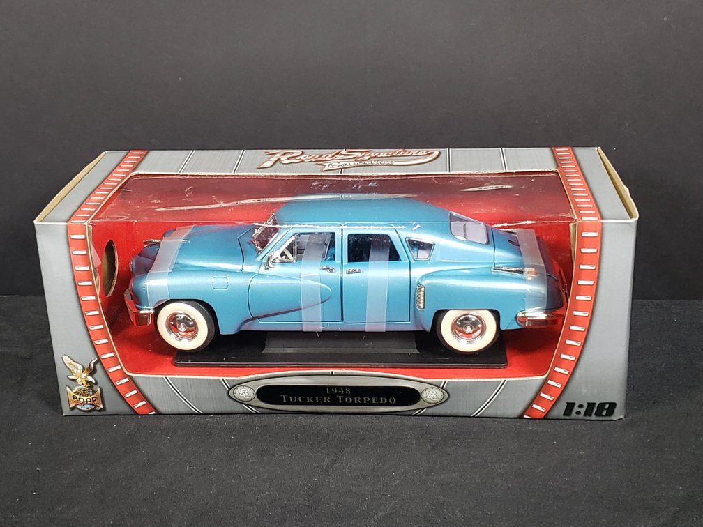 Road Signature 1:18 1948 Tucker Torpedo Diecast Model Car