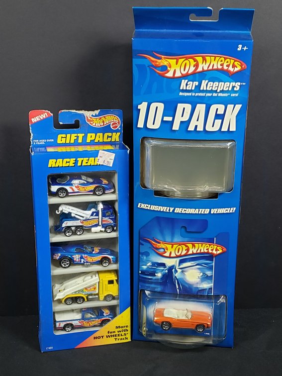 Hot Wheels Race Team Gift Pack and Kar Keepers 10-Pack