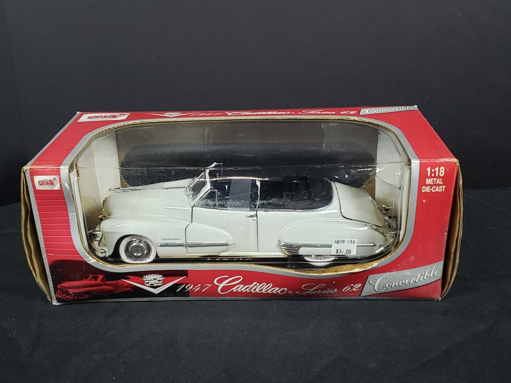 Anson 1:18 1947 Cadillac Series 62 Convertible Die-Cast Car