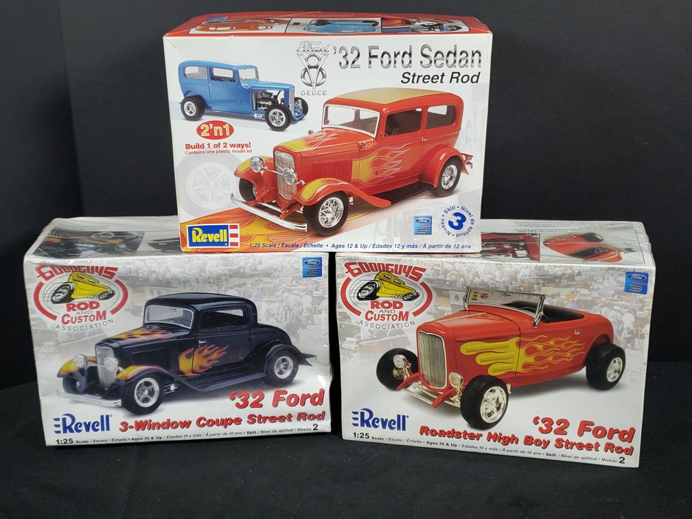 Revell '32 Ford 1:25 Scale Plastic Model Car Kits