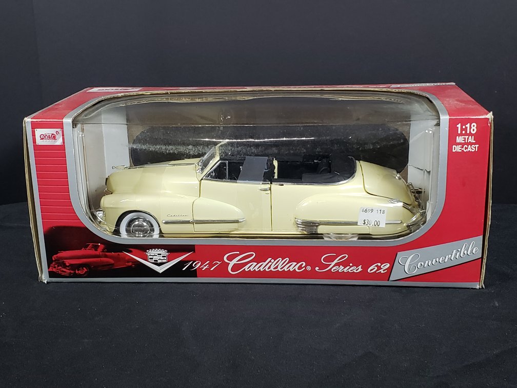 Anson 1947 Cadillac Series 62 Convertible 1:18 Die-Cast Car
