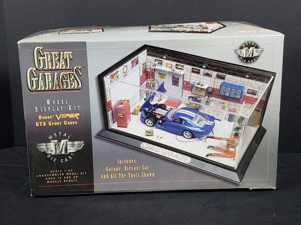 Estes Great Garages Dodge Viper GTS 1:43 Model Display Kit