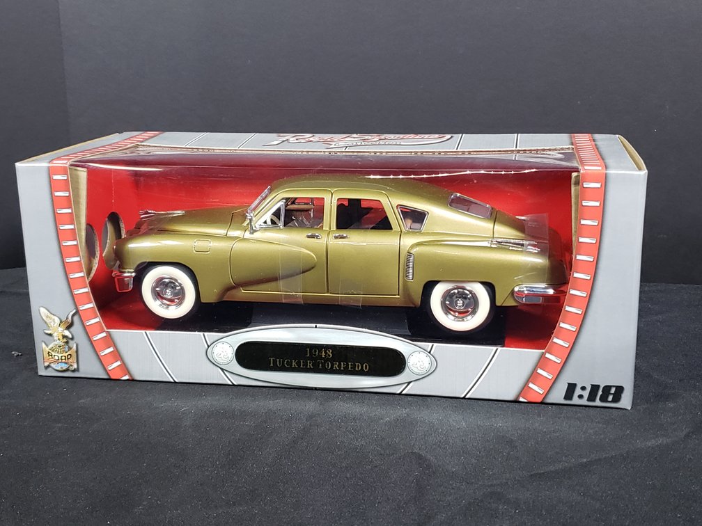 Road Signature 1:18 1948 Tucker Torpedo Die-Cast Car