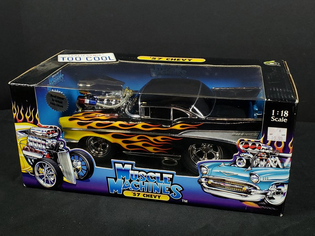Muscle Machines '57 Chevy 1:18 Scale Diecast Car