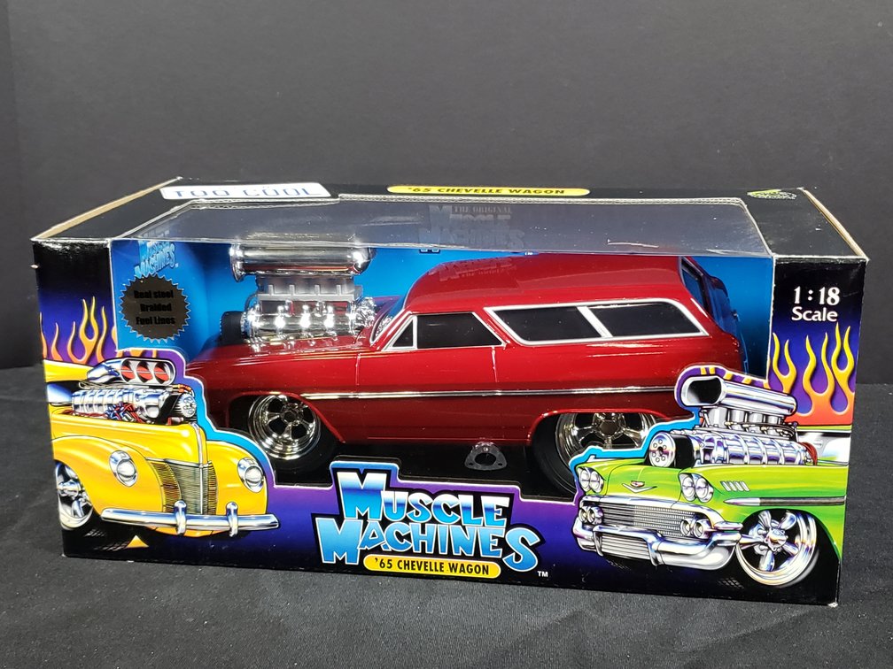 Muscle Machines '65 Chevelle Wagon 1:18 Scale Die-Cast Car