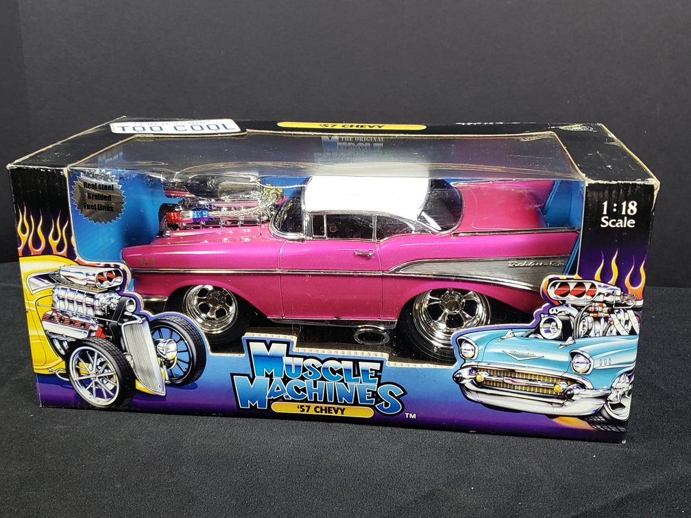 Muscle Machines '57 Chevy 1:18 Scale Die-Cast Car