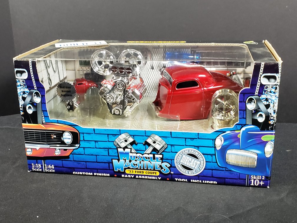Muscle Machines '33 Ford Coupe Die-Cast Model Kit