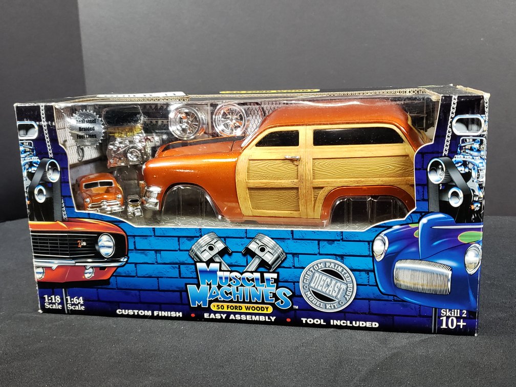 Muscle Machines '50 Ford Woody 1:18 and 1:64 Diecast Model Kit