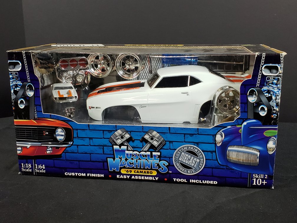 Muscle Machines '69 Camaro 1:18 Scale Diecast Model Kit