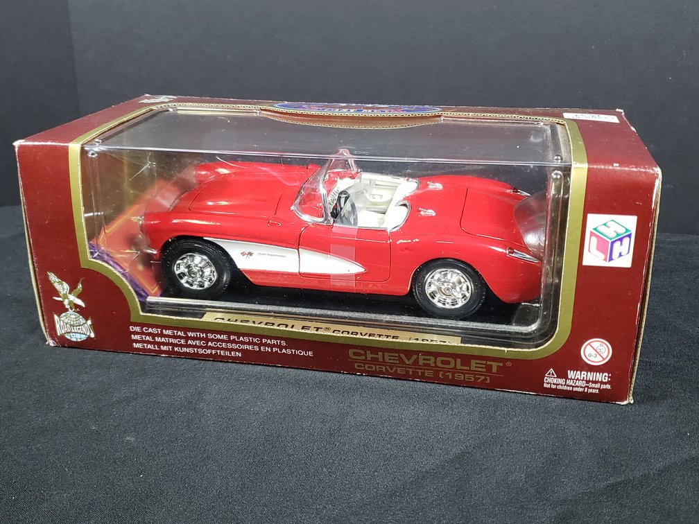 Road Legends 1957 Chevrolet Corvette 1:18 Die-Cast Model Car