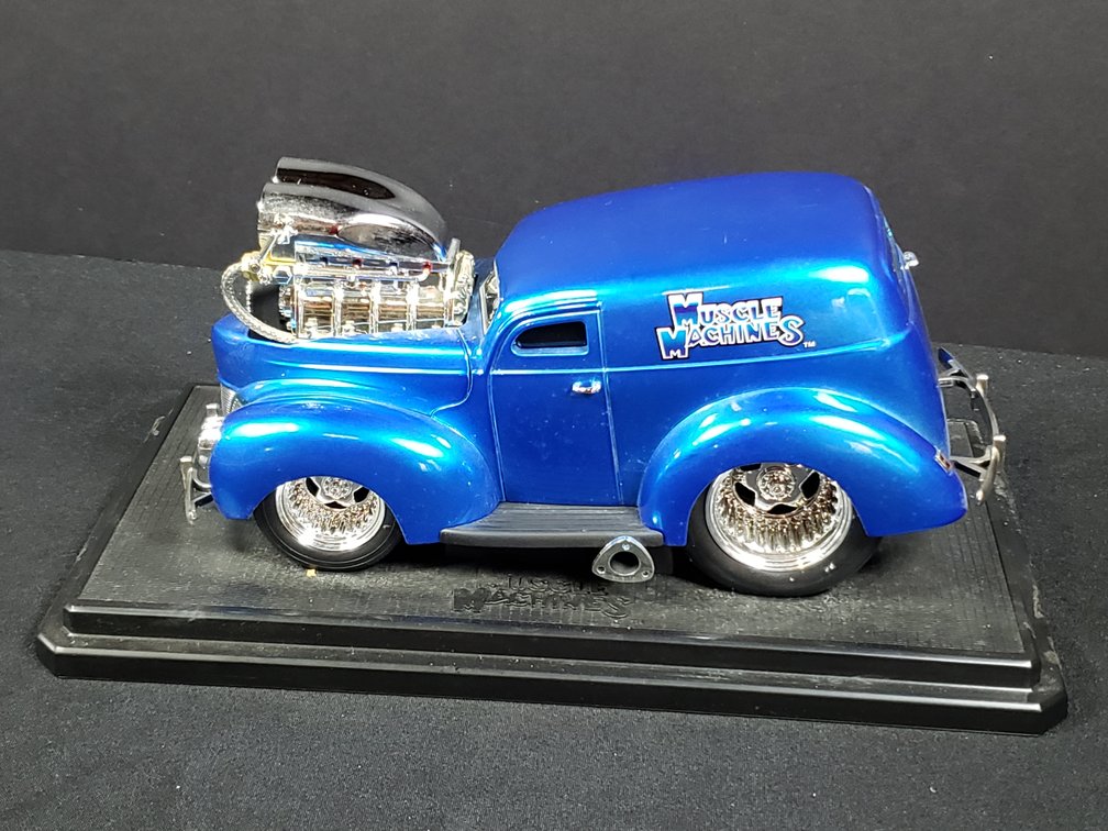 Muscle Machines 1940 Ford Panel Delivery Truck Diecast Model