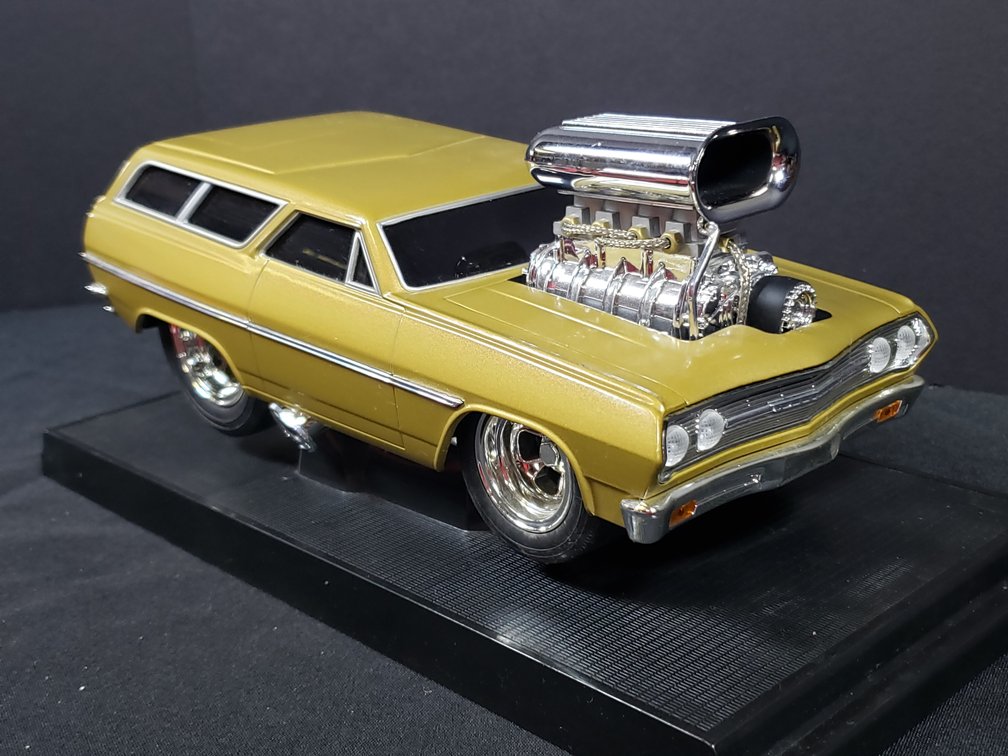 Muscle Machines Metallic Gold Station Wagon Model Car
