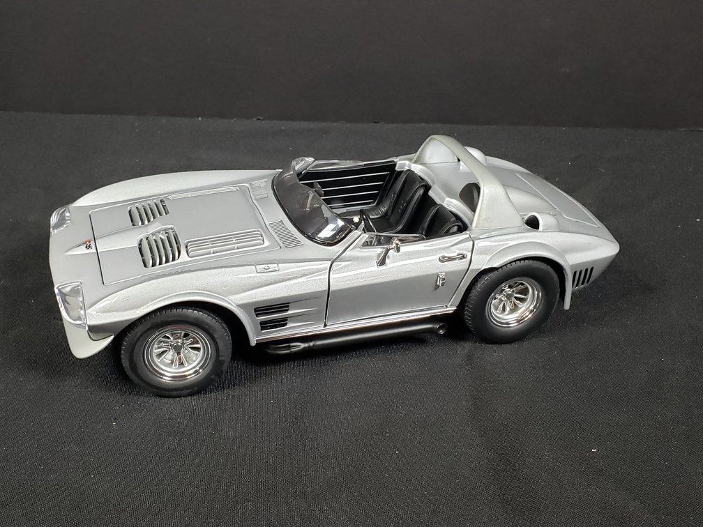 Greenlight Corvette 1/18 Scale Die-Cast Model Car