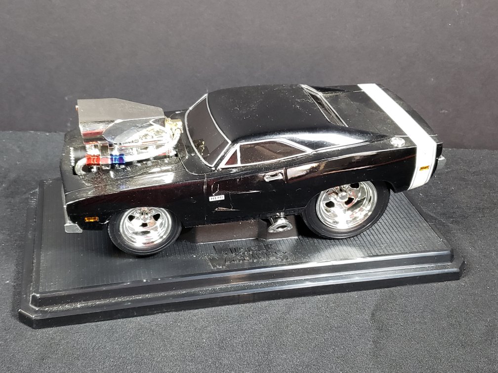 Muscle Machines Charger R/T Diecast Model Car