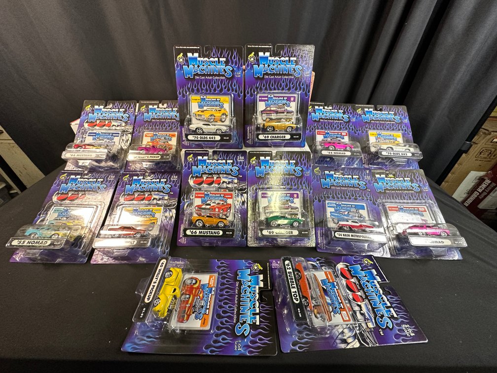 Funline Muscle Machines 1:64 Scale Die-Cast Cars