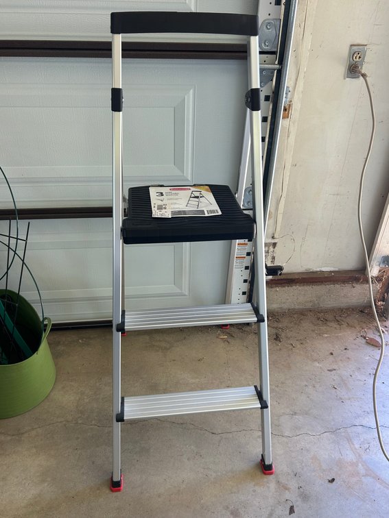 Rubbermaid Folding Aluminum Step Ladder
