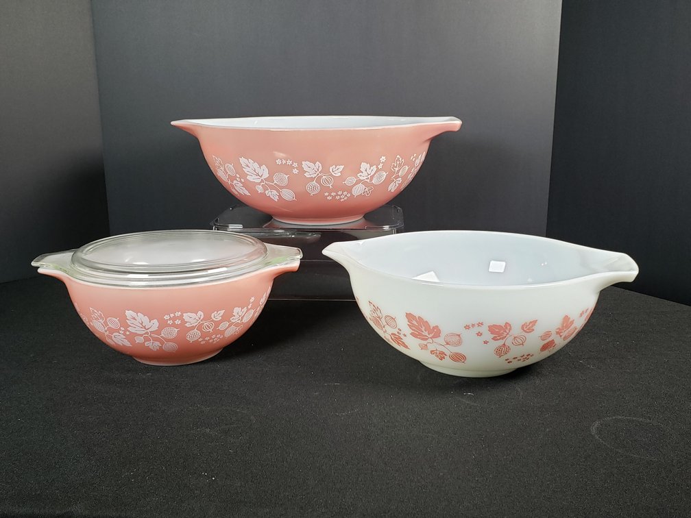 PYREX Gooseberry Cinderella Mixing Bowls with Lid