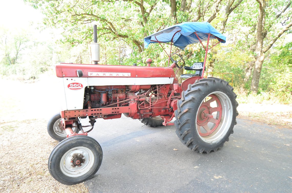 International Farmall 560 Gas Tractor - Located in Rural Durand