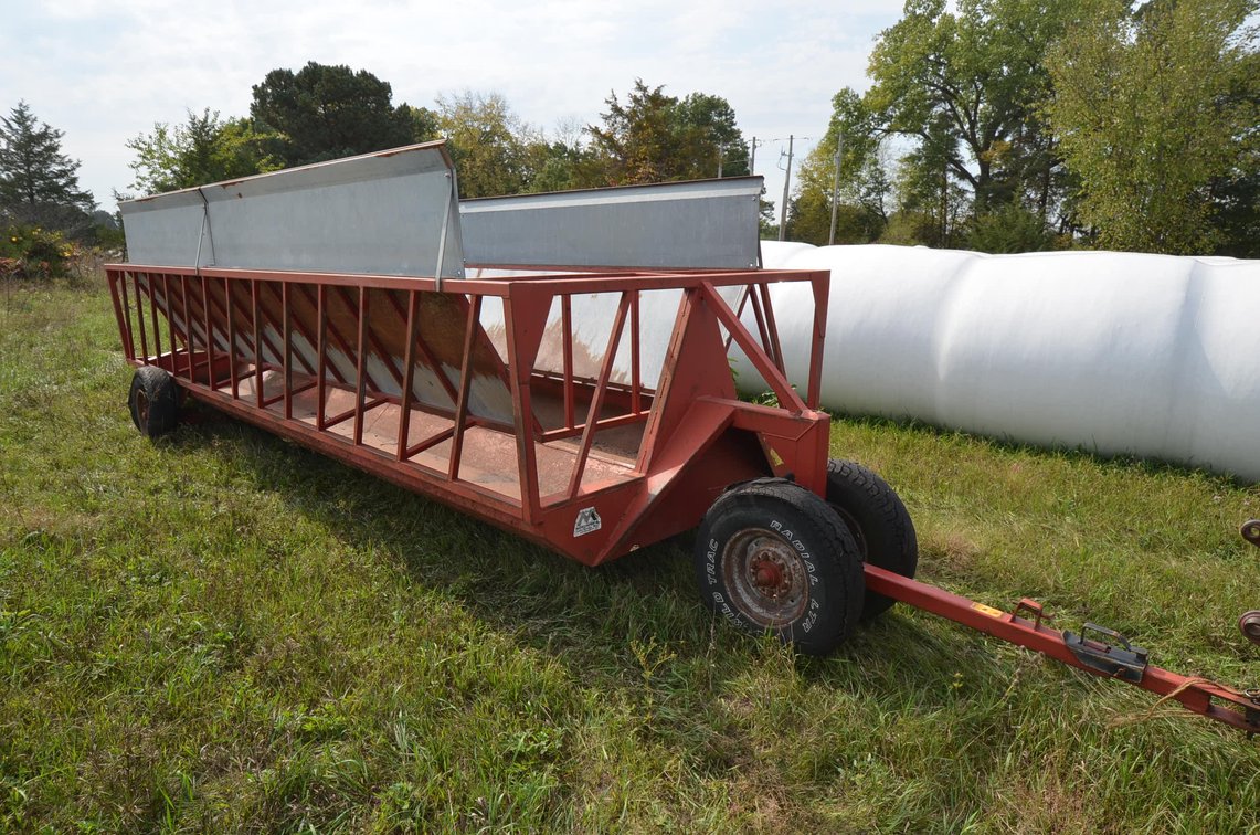 Notch 20 Ft Tricycle Feed Wagon - Located in Rural Durand
