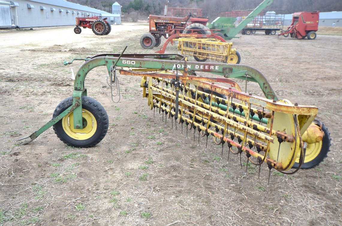 John Deere 660 Rake
