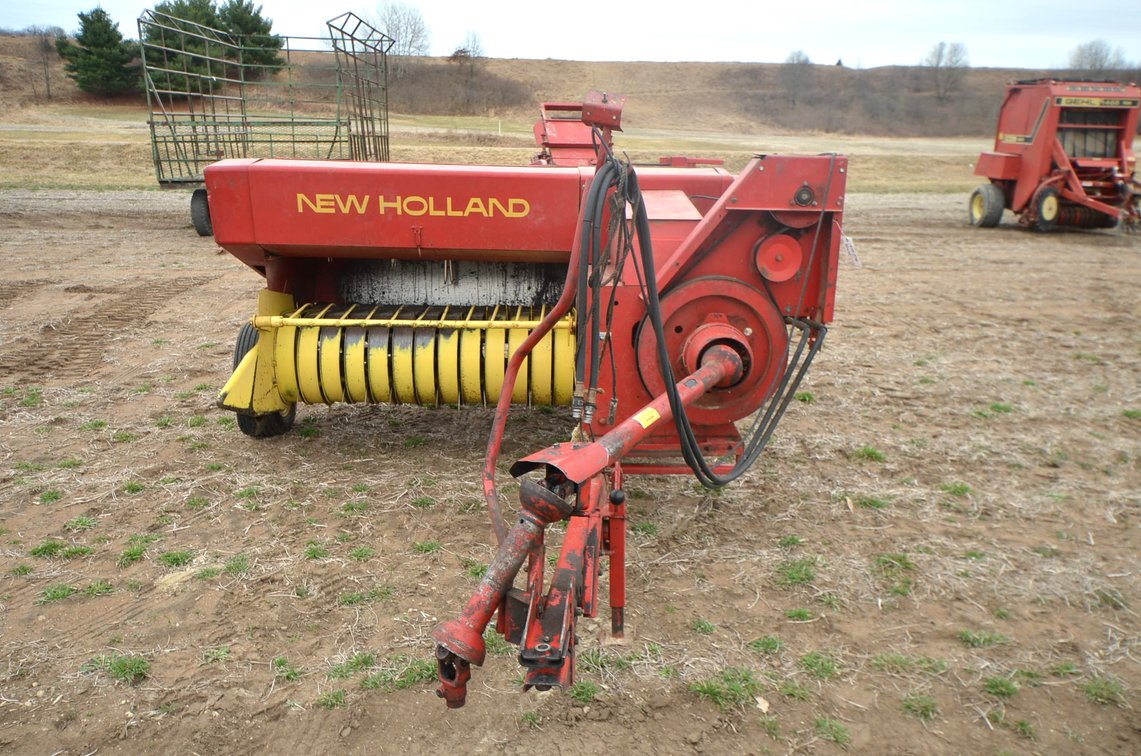 New Holland 276 Square Baler with Thrower