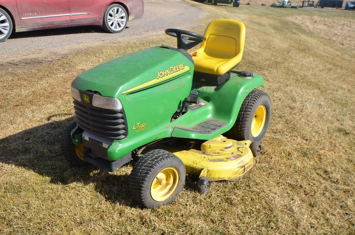 John Deere LT190 Lawn Tractor