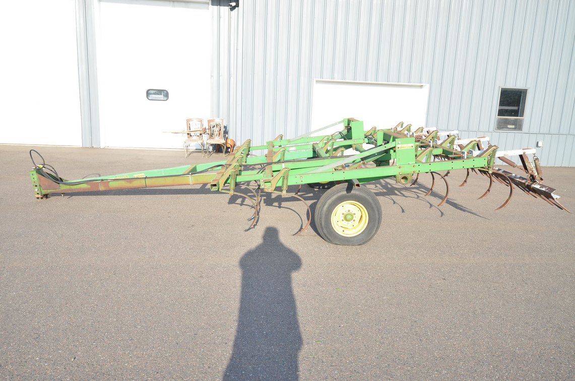 John Deere 960 Field Cultivator