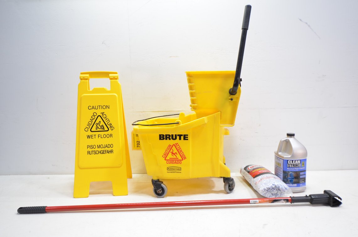 Brute Mop Bucket And Accessories