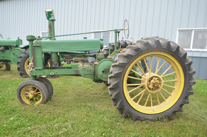 Image for 1937 John Deere B Tractor Unstyled