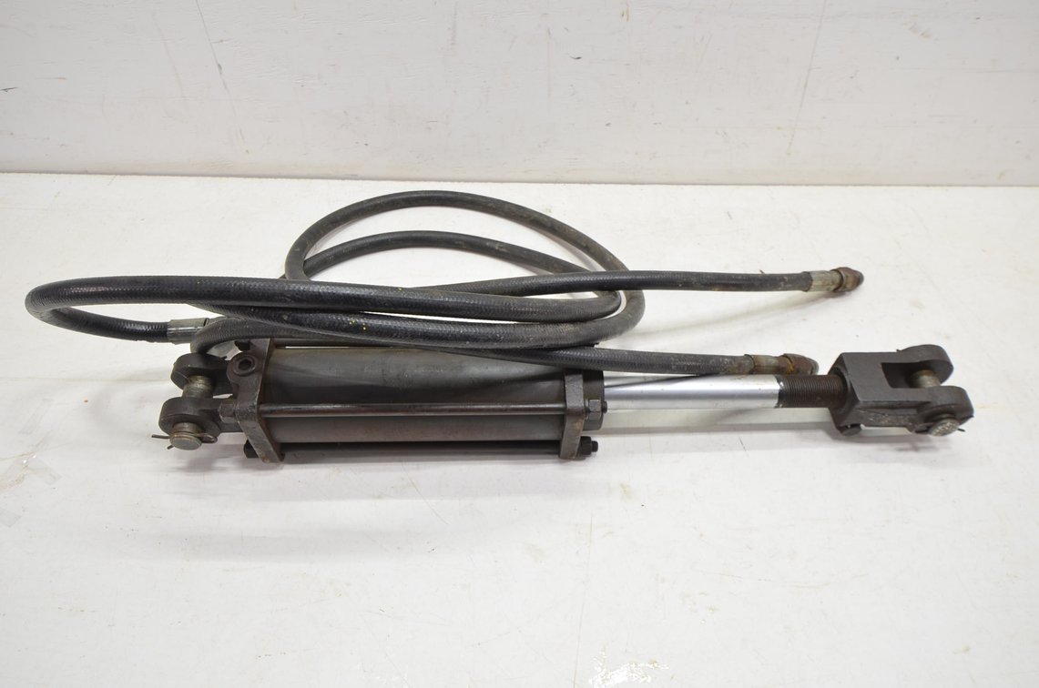 Hydraulic Cylinder With Hoses