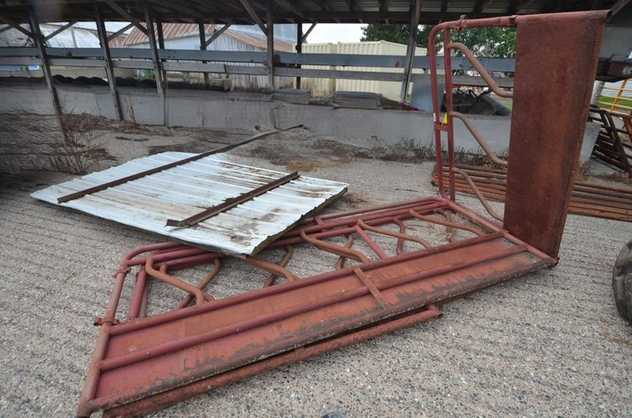 Image for Large Square Bale Hay Feeder With Roof