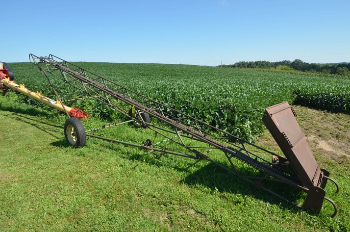 Image for John Deere 200 Bale Conveyor On Transport