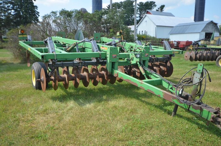 Image for John Deere 714 Disc Chisel Plow