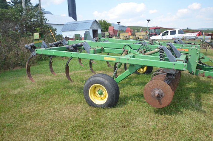 Image for John Deere 714 Disc Chisel Plow