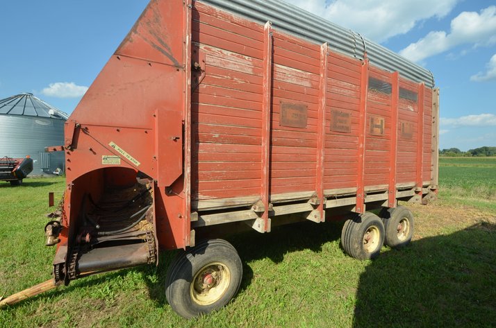 Image for Gehl 940 16 Ft Self Unloading Forage Box