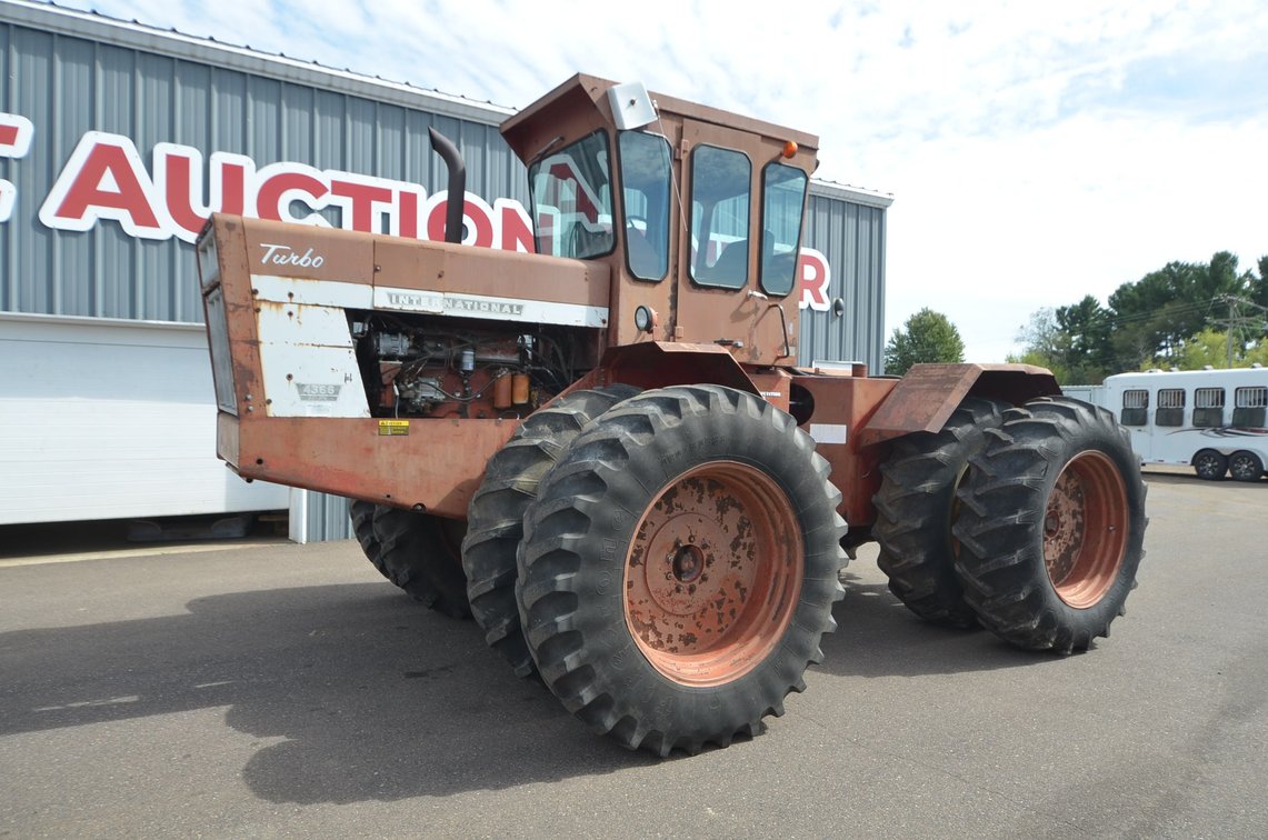 International 4366 Articulated Tractor
