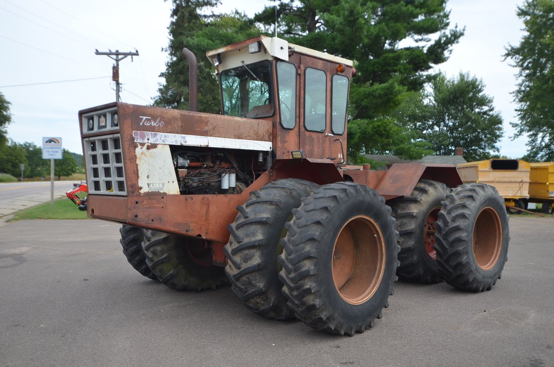 International 4366 Articulated Tractor