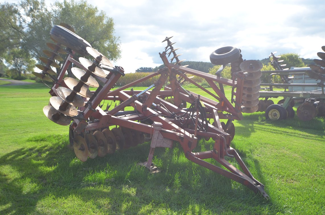 International 490 22 Ft Folding Disc