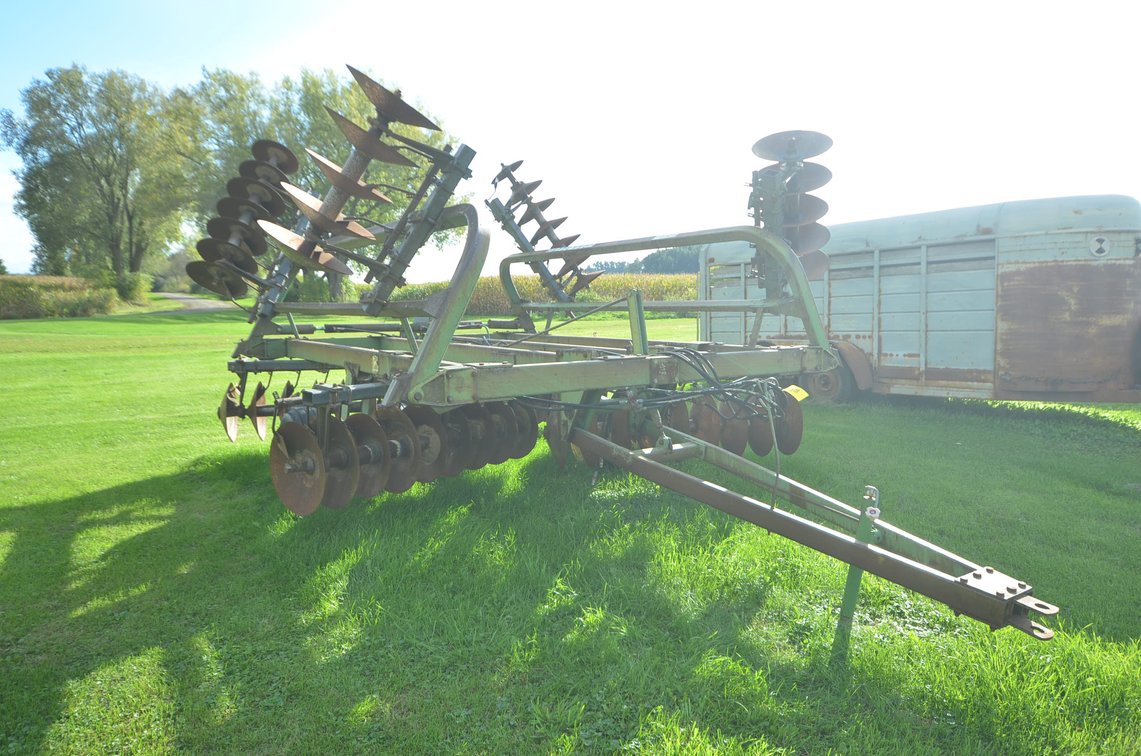 John Deere 230 18 Ft Folding Disc
