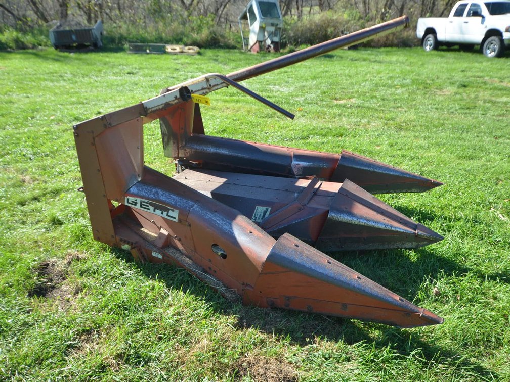 Gehl 665 Two Row Corn Head