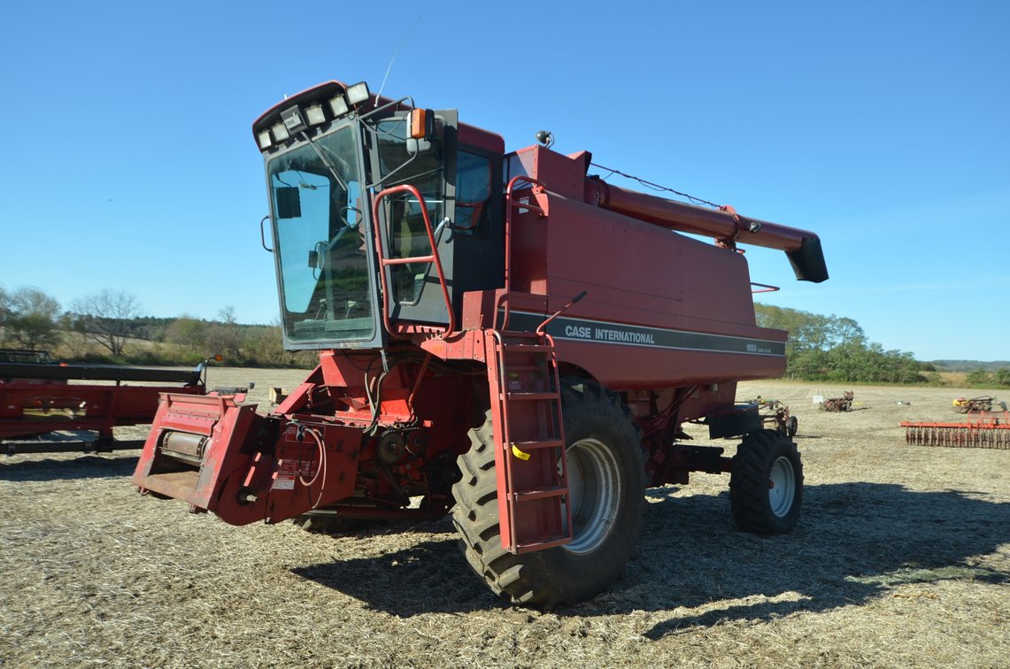 Case IH 1660 Axial-Flow Combine