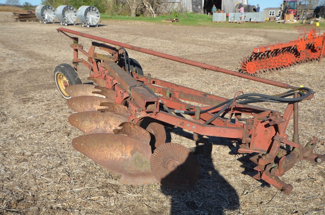 International 540 Semi Mounted Plow