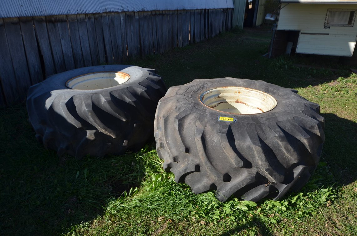 (2) 28L-26 Tires on Rims