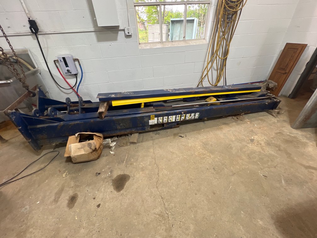 Globe Heavy Duty Vehicle Lift