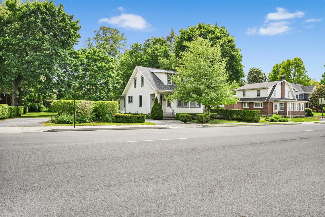 Image for Real Estate Auction - Cape Cod in Lebanon