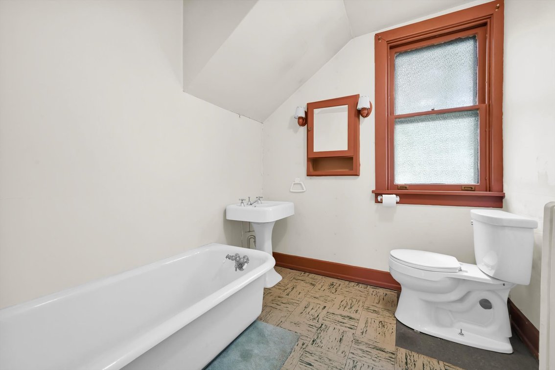 Image for Real Estate Auction - Cape Cod in Lebanon